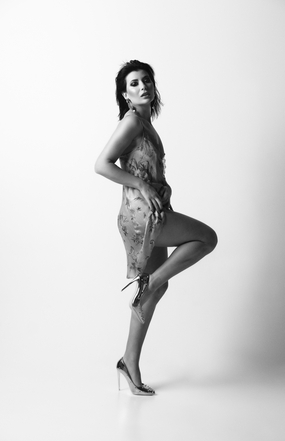 极致诱惑黑白风美女艺体艺术图片